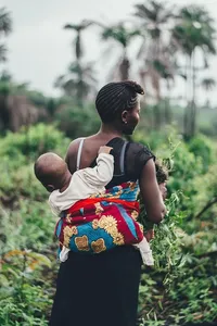 kaross-maker-with-baby-on-back