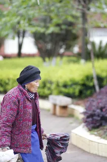Hillcrest_Gogo_beader_Grandmother_AIDS_Center