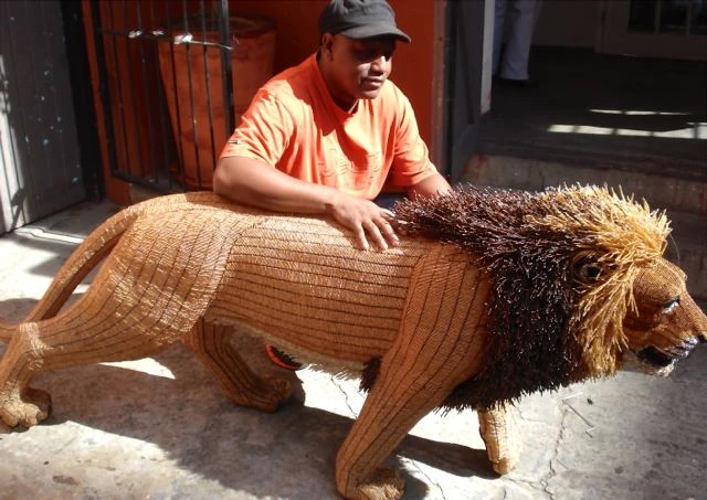 beaded-lion-and-its-maker.jpg beaded-lion-and-its-maker.jpg